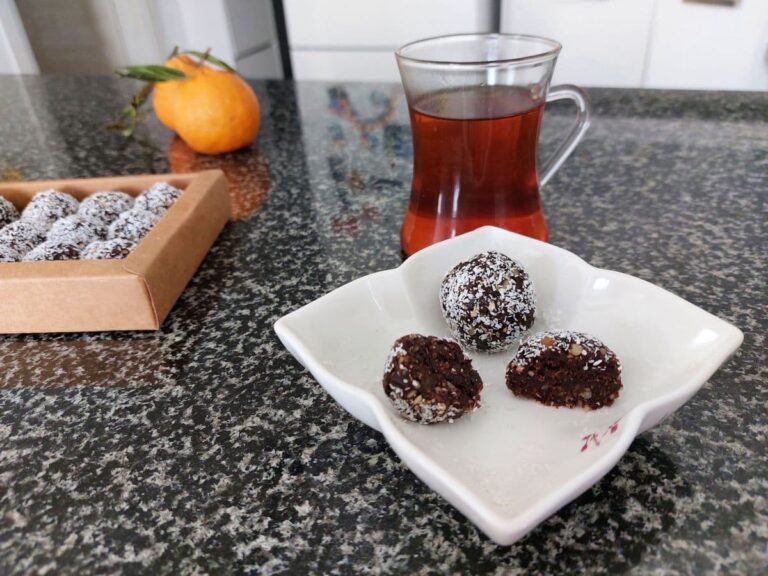 Шоколадные шарики из фиников с орехами