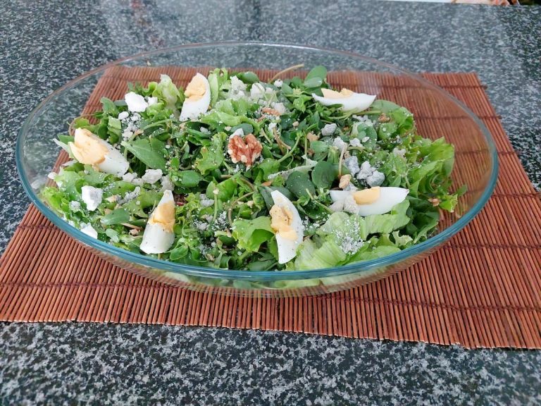 Легкий зеленый салат с орехами и рокфором