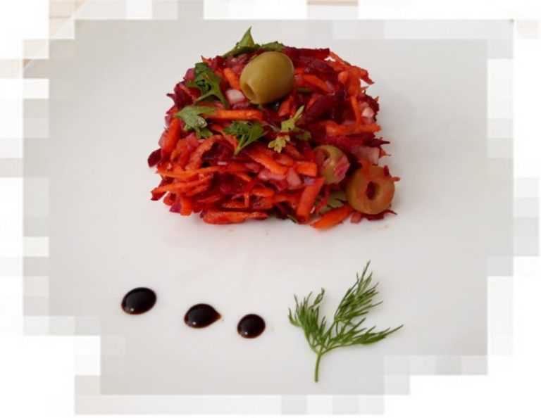 Салат из свежей свеклы с морковью и оливками