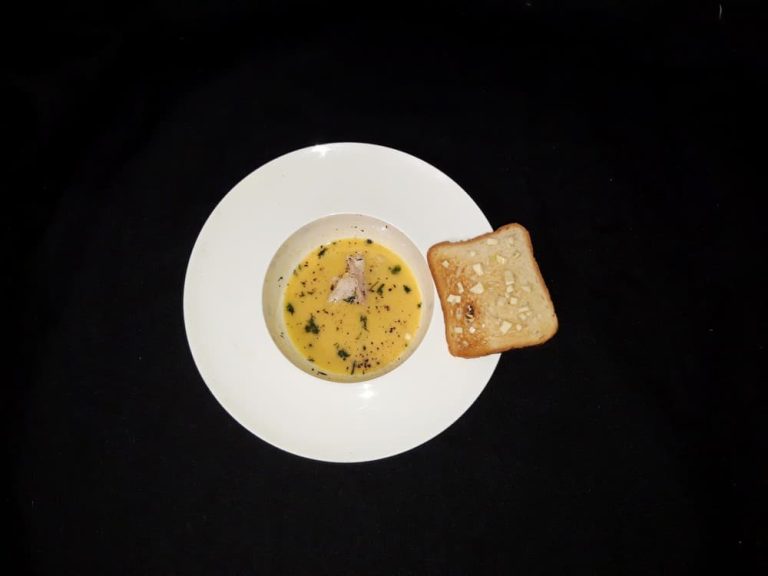 Сливочный суп с курицей и чечевицей