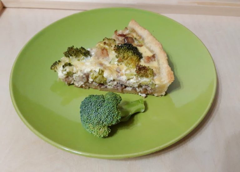 Киш с курицей и брокколи