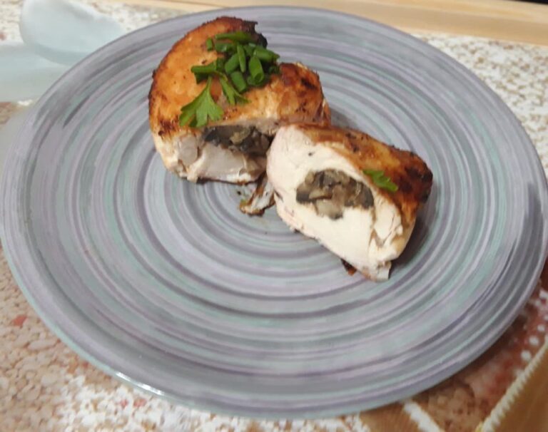Фаршированная грудка с сыром и грибами