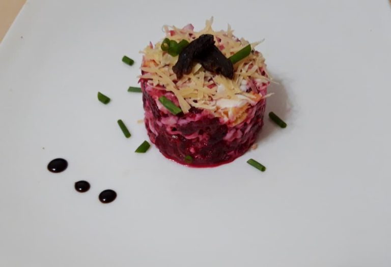 Салат из свёклы с сыром, яйцами и черносливом