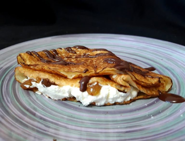 Pancakes with cottage cheese and raisins