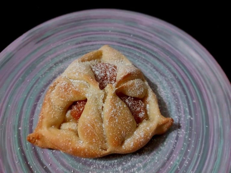 Buns with quince jam