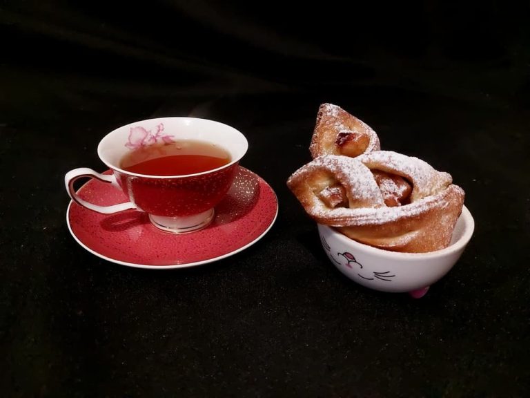 Buns with apples and cranberries