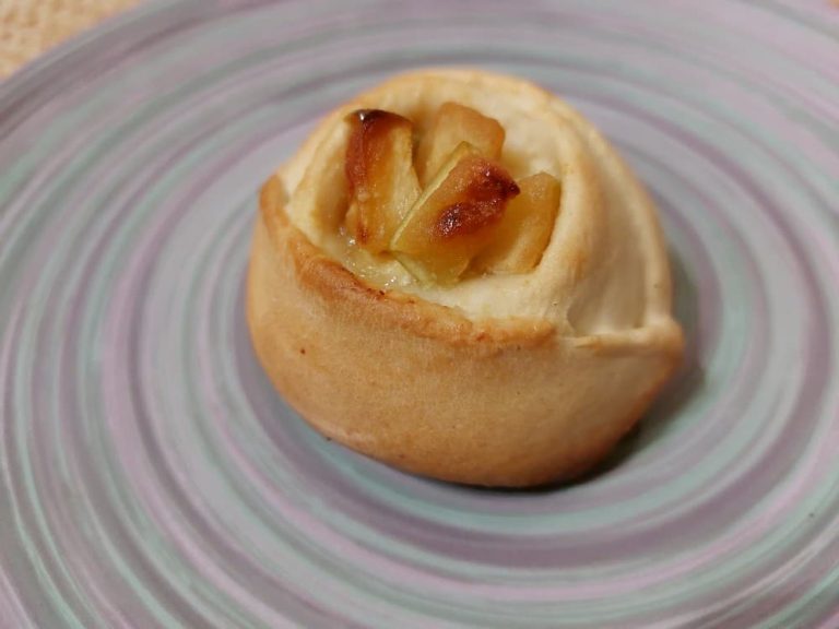 Buns stuffed with cottage cheese and apples