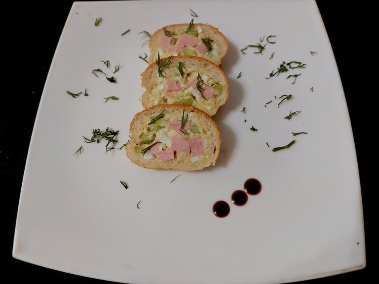 Закуска из багета с сыром, яйцами и болгарским перцем