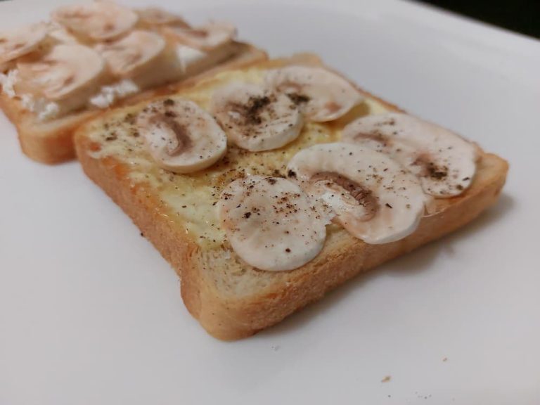 Sandwiches with raw champignons