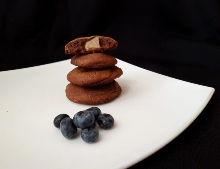 Шоколадное печенье с карамелью