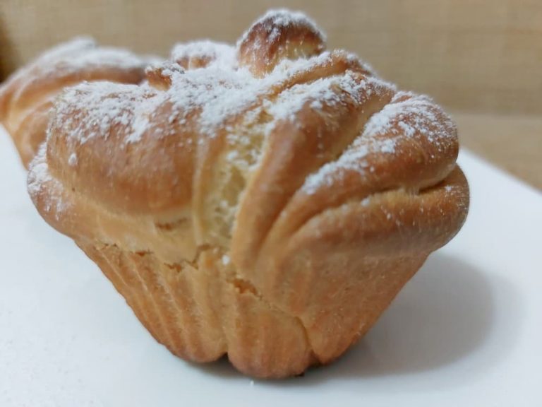 Yeasted gingerbread buns