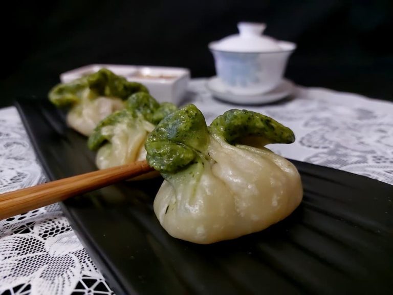 Two-color dumplings from dough with spinach