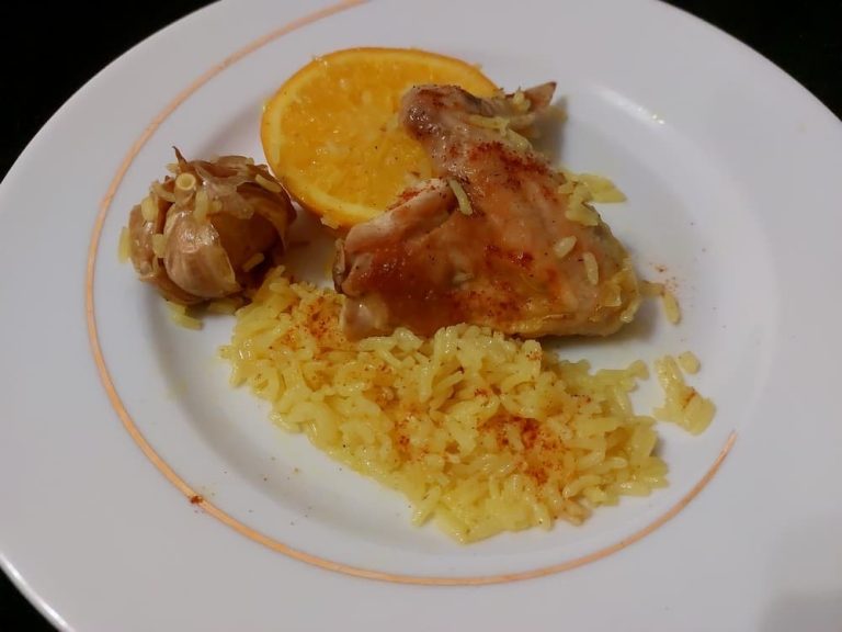 Fruit paella with chicken