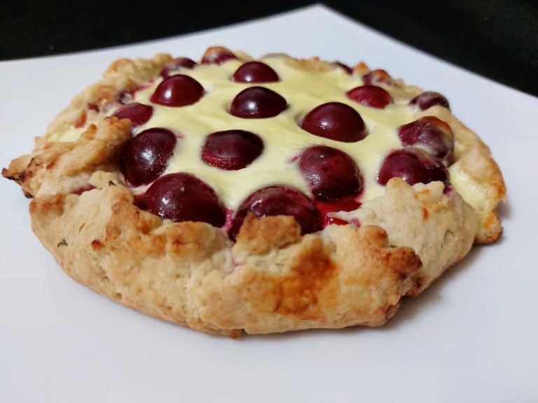 Biscuit with cottage cheese and cherries