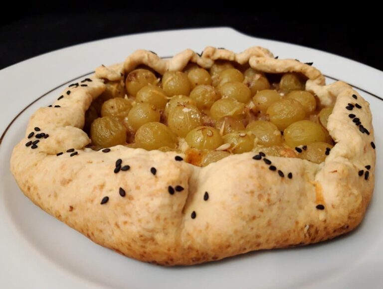 Галета с виноградом и сыром