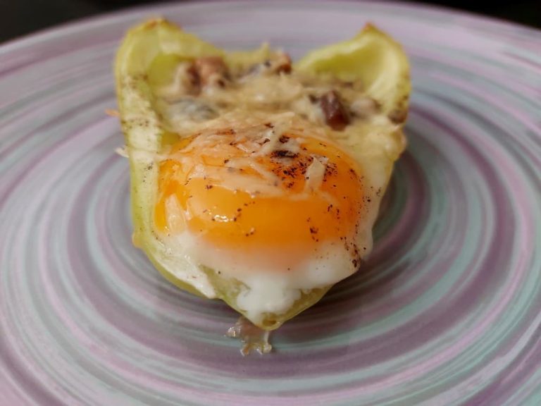 Egg baked in bell pepper