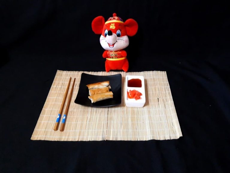 Китайские роллы с курицей и грибами