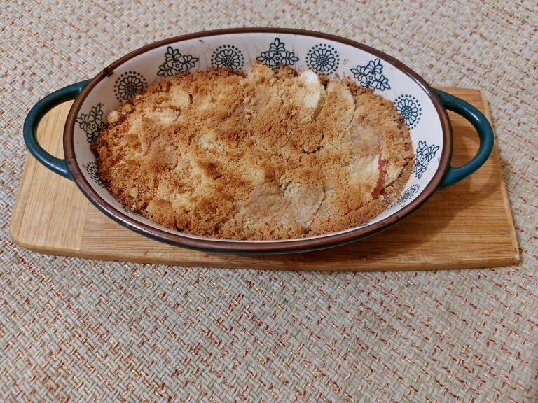 Крамбл с яблоками и печеньем