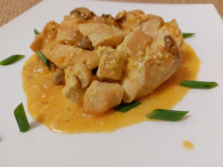 Куриная грудка с грибами