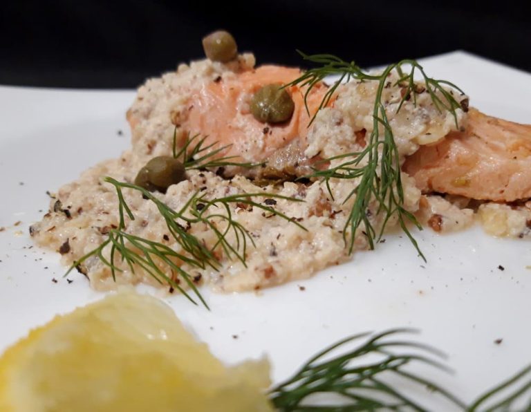 Salmon with nut sauce