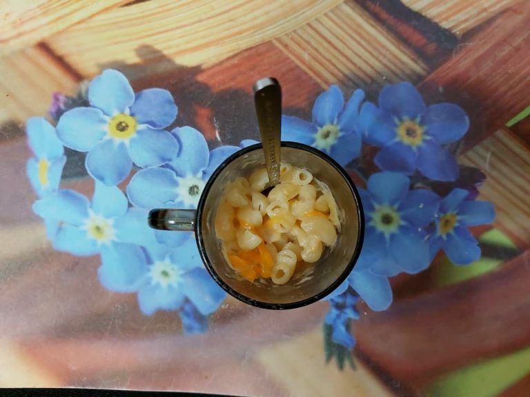 Mac & Cheese in 5 minutes in the microwave