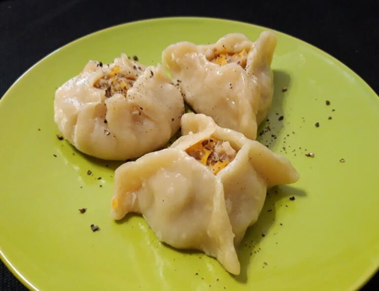 Манты с тыквой и мясом