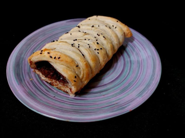 Puff pastry pie with chocolate