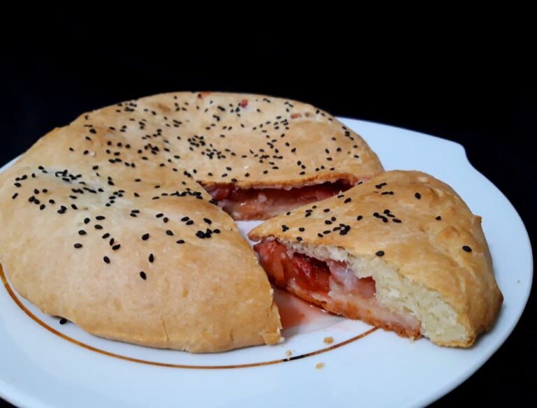 Пирог с клубникой и яблоками