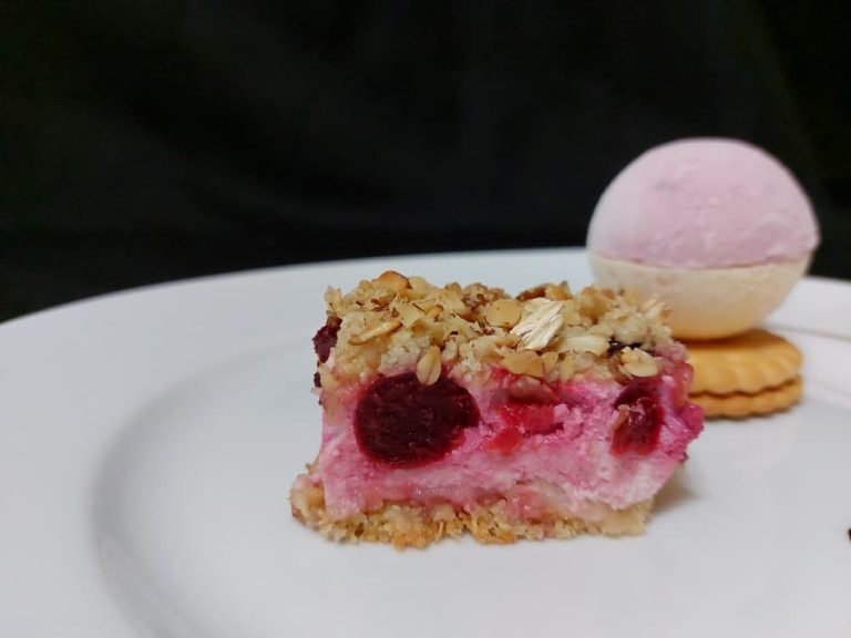 Pie with cottage cheese, berries and oatmeal