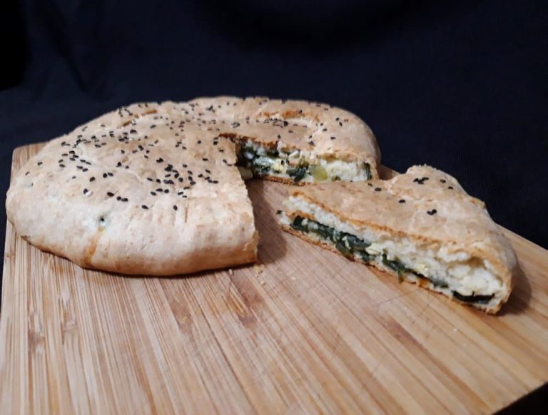 Пирог с зеленым луком и яйцом