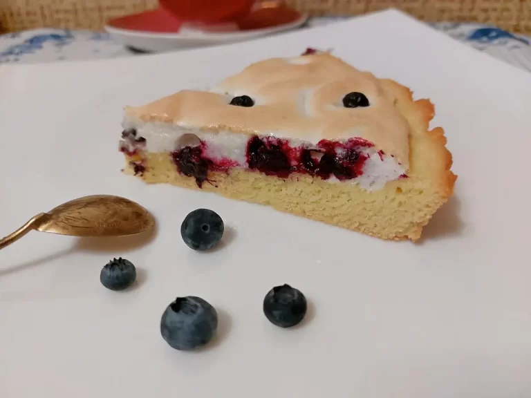 Pie with currant