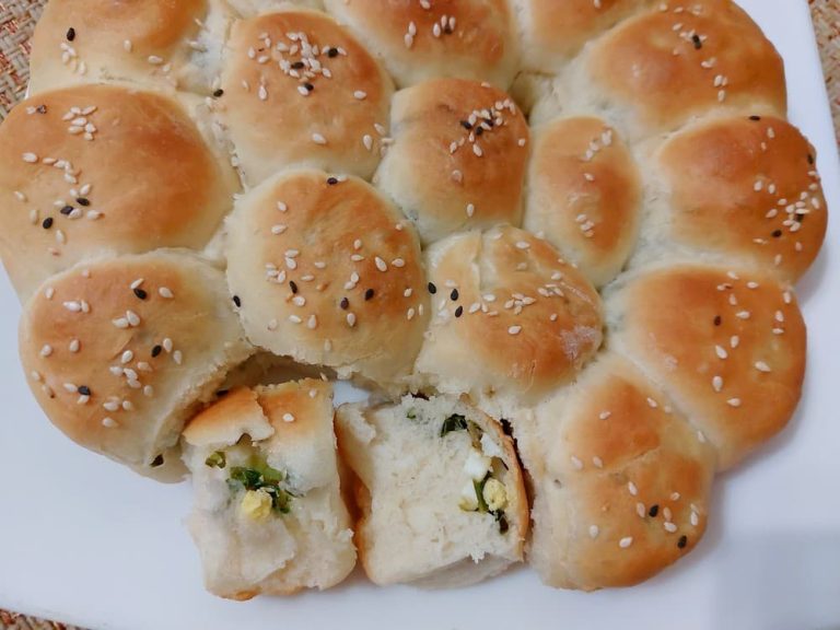 Пышные пирожки с зеленым луком и вареным яйцом