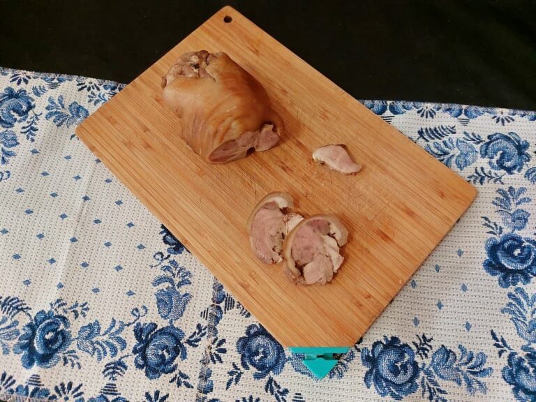 Рулет из свиной рульки