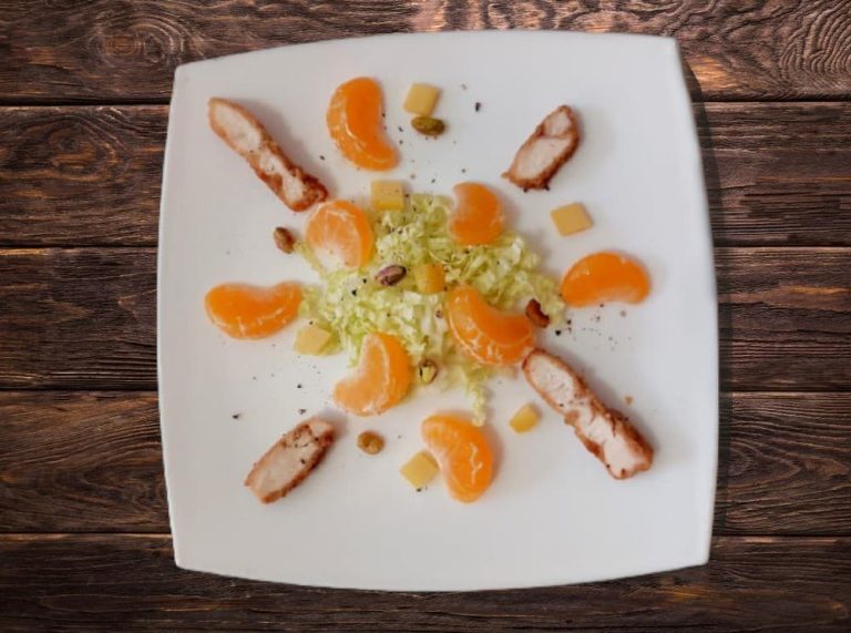 Cалат из курицы с мандаринами