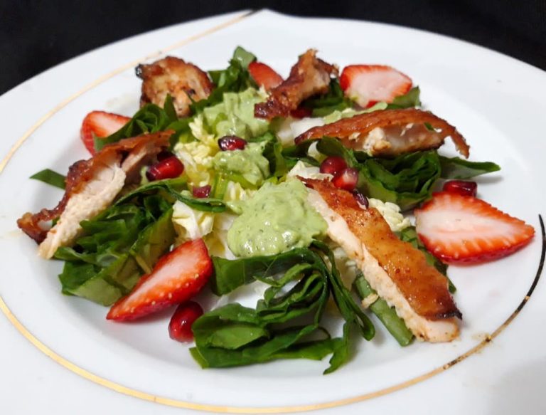 Salad with chicken and avocado sauce