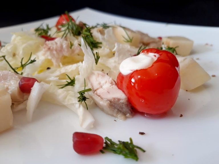 Салат с маринованным острым перцем и грушей