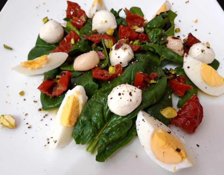 Salad with spinach and mozzarella