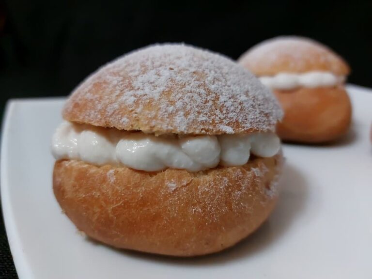 Шведская булочка Семла