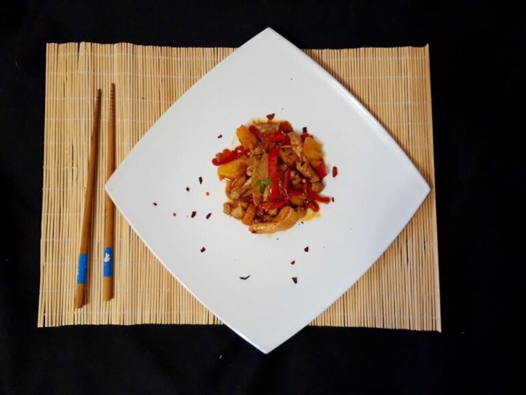 Стир-фрай из курицы с перцем и ананасом