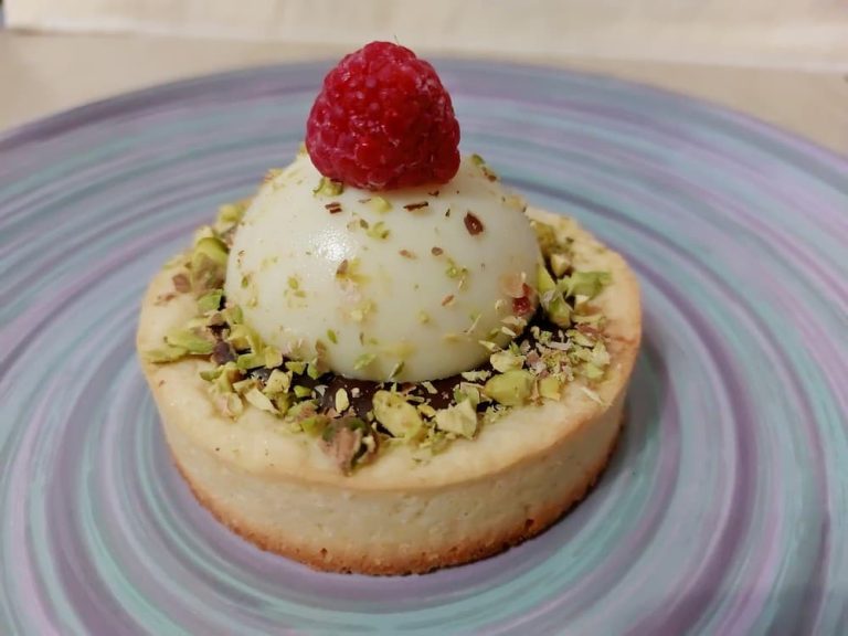 Tartlets with pistachios and chocolate