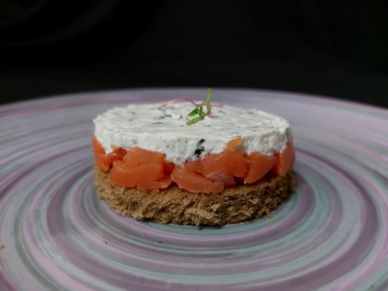 Salmon tartare with curd cream