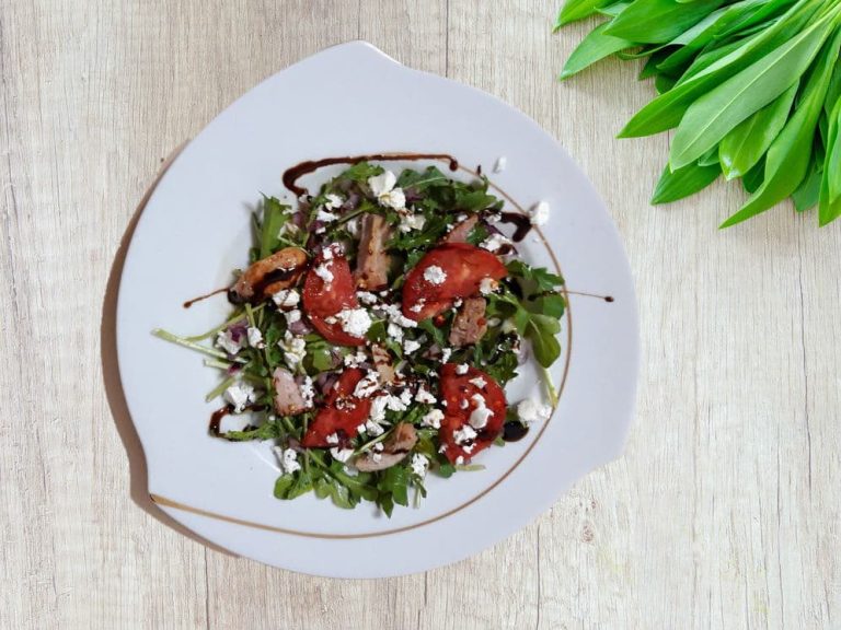 Arugula salad and turkey