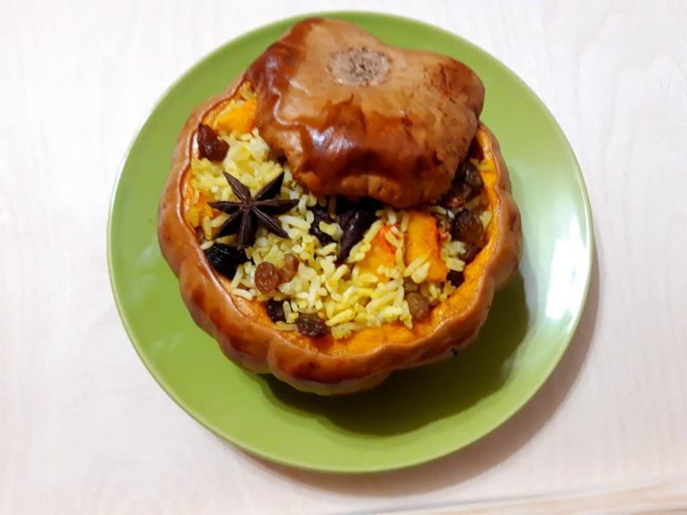 Pumpkin stuffed with rice and raisins