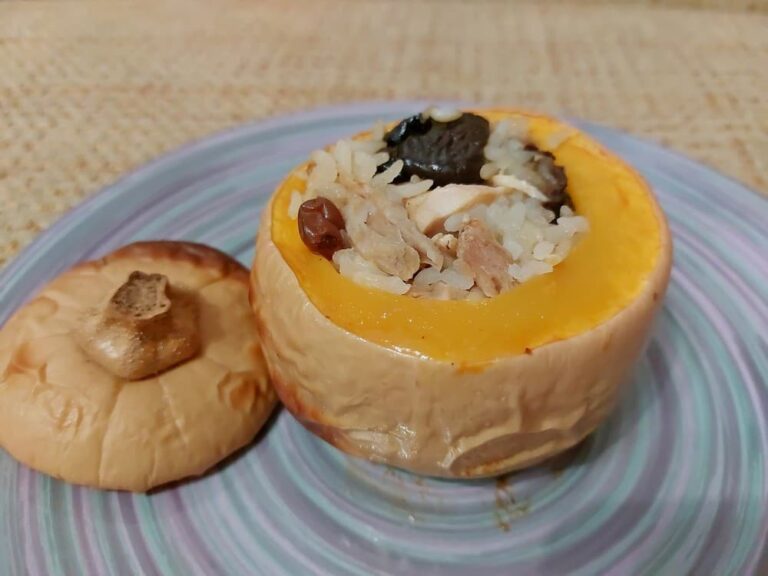 Тыква squash с курицей и рисом