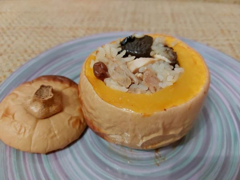 Pumpkin squash stuffed with chicken and rice