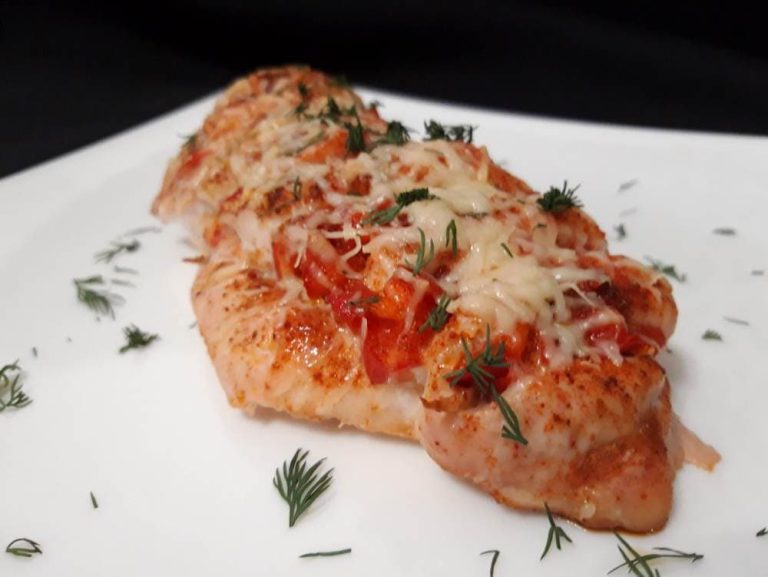 Baked chicken fillet with bell pepper