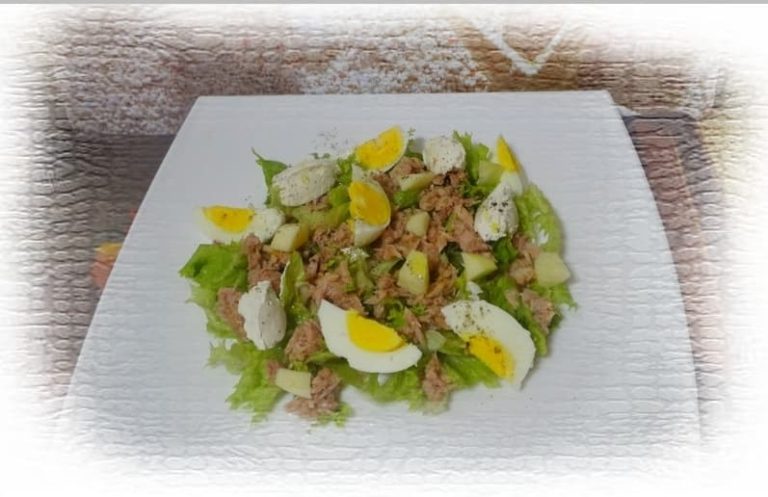 Зеленый салат с тунцом