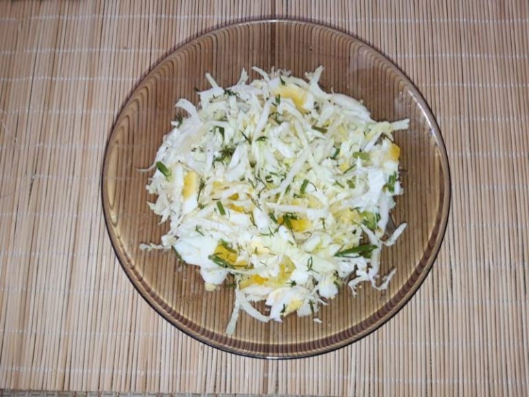 Салат из пекинской капусты с яйцом и сыром