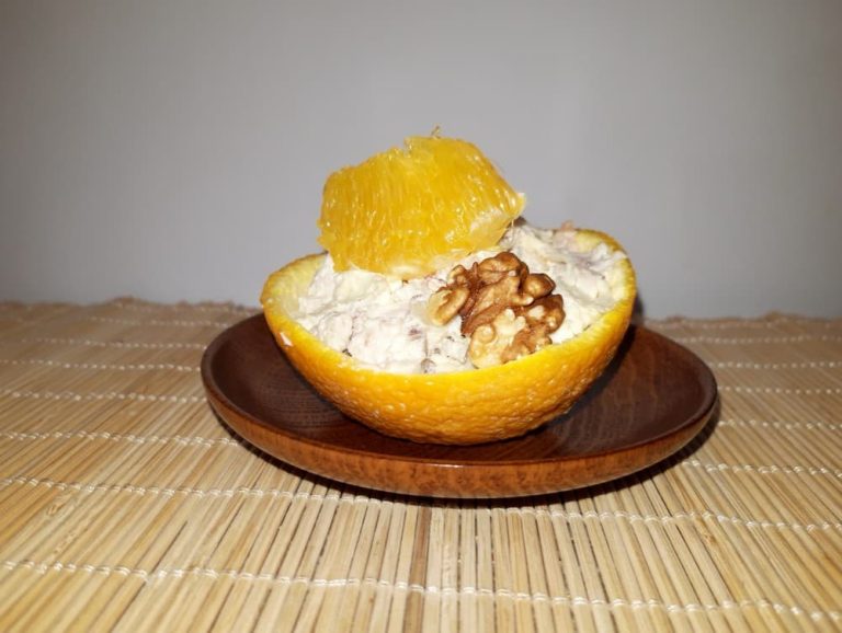Салат из курицы с апельсином