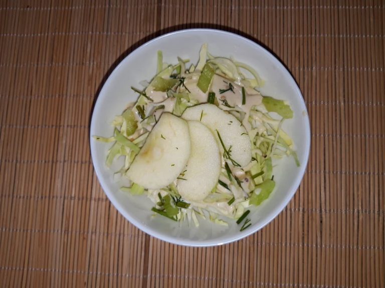 Салат с капустой и яблоками